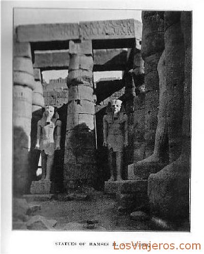 Estatuas de Ramsés II en el templo de Luxor - Egipto