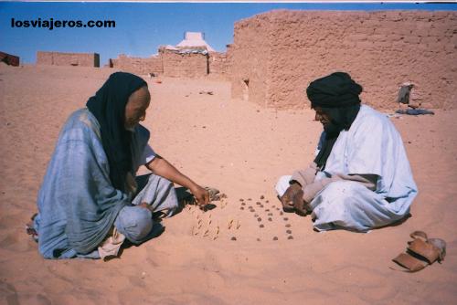 Abuelos jugando en la arena - Tindouf - Argelia 