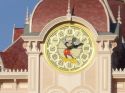 Mickey's clock on the front of the Disneyland Hotel - Disneyland París