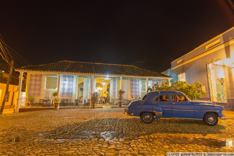 coche delante restaurante en Trinidad