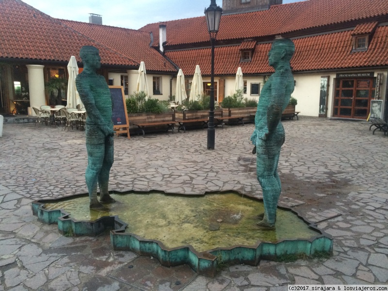 Escultura Proudy, Museo Kafka. David Černý