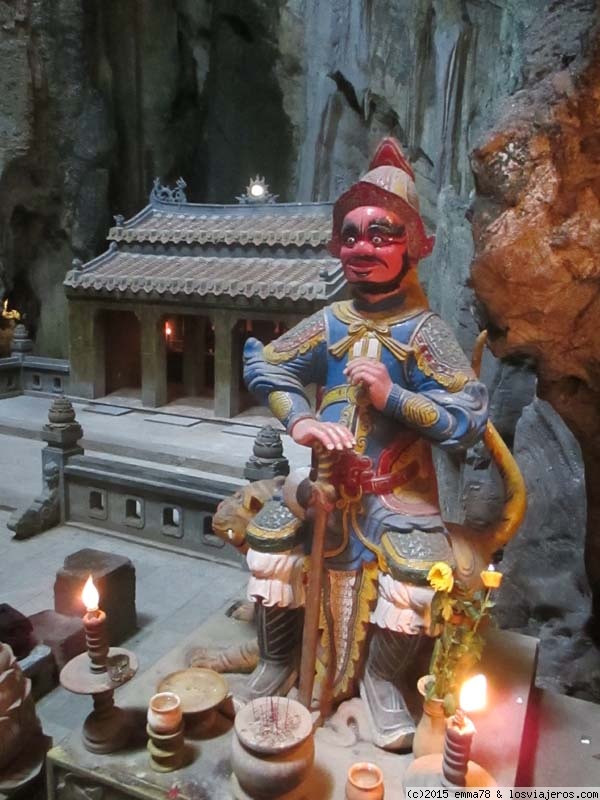 Guardianes en el interior de un templo de las montañas de marmol, Da Nang, Vietnam