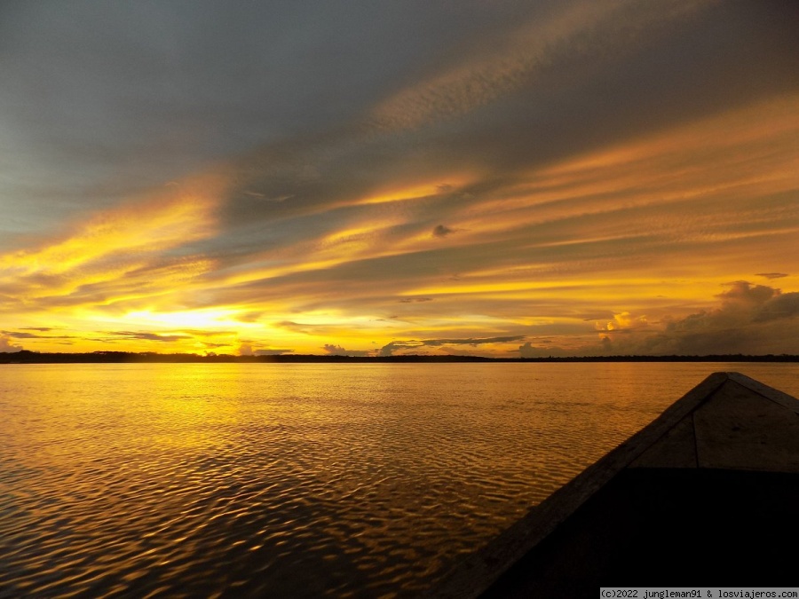 Atardecer en el Rio Amazonas - Iquitos - Perú