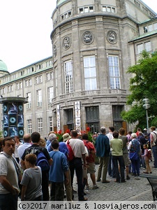 HACIENDO COLA EN EL MUSEO DE LA CIENCIA DE MUNICH