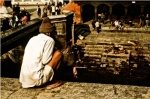 Observando las cremaciones. Templo de Pashupatinath.