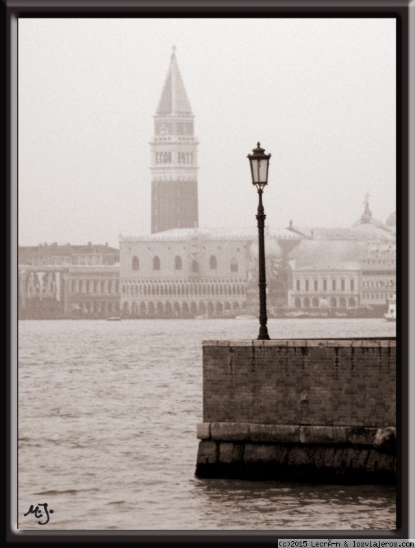 Campanile de San Marco en la niebla