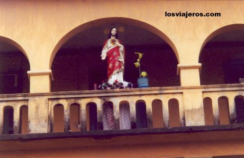 Imagen religiosa en un Balcon de la ciudad de Lome - Togo