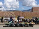 Vendedores de frutas y verduras en la terminal de autobuses de Potosí 
Sellers of fruits and vegetables at bus station