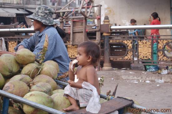 Niño en el mercado de Phnom Penh -Camboya